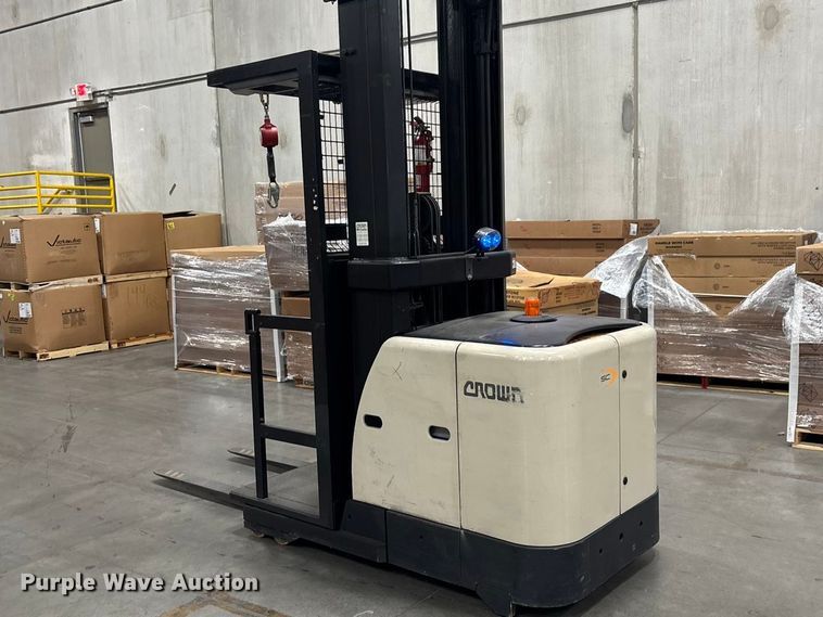 image for item EE6469 2016 Crown SP3520-30 order picker