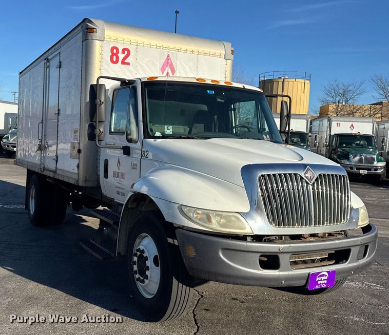 image for item EF2313 2005 International 4300 box truck