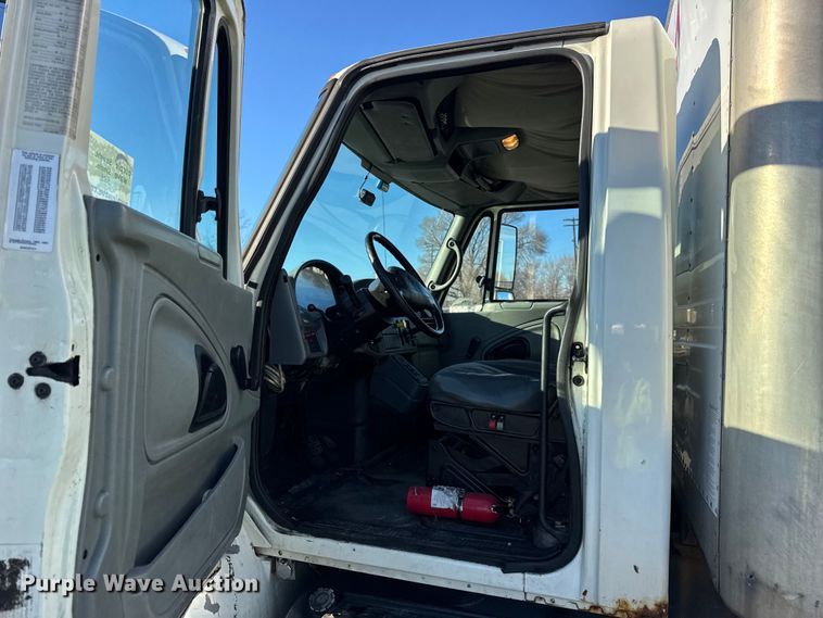 image for item EF2313 2005 International 4300 box truck