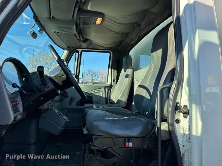 image for item EF2313 2005 International 4300 box truck