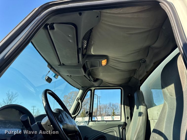 image for item EF2313 2005 International 4300 box truck