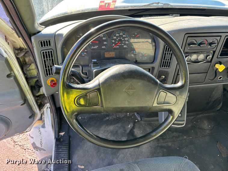 image for item EF2313 2005 International 4300 box truck