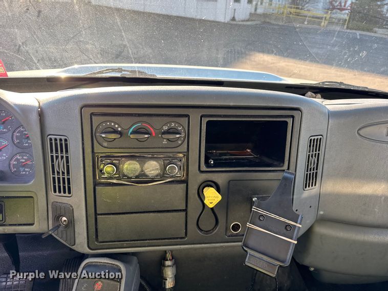 image for item EF2313 2005 International 4300 box truck