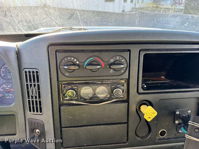 image for item EF2313 2005 International 4300 box truck