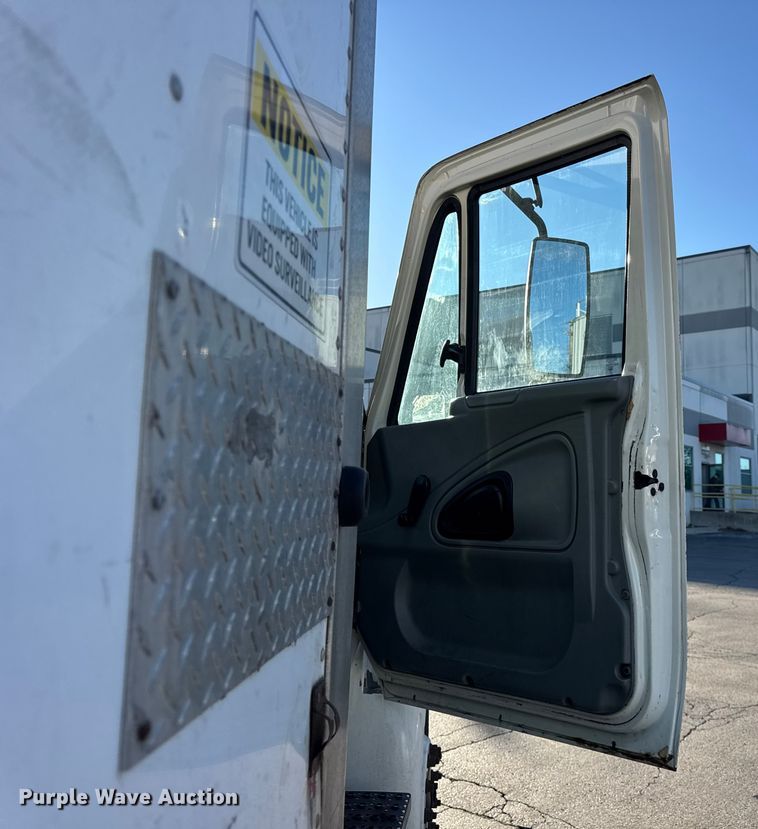 image for item EF2313 2005 International 4300 box truck