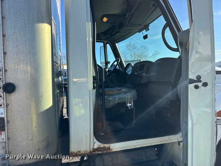 image for item EF2313 2005 International 4300 box truck