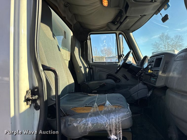 image for item EF2313 2005 International 4300 box truck