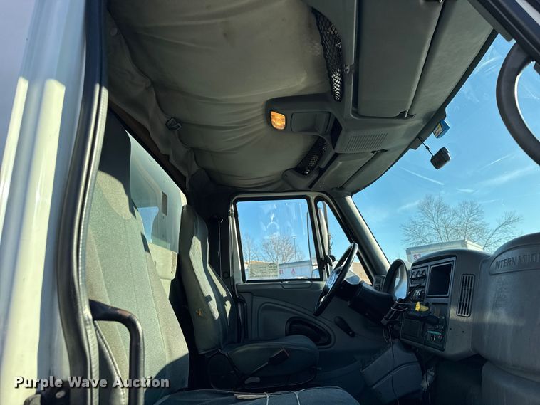 image for item EF2313 2005 International 4300 box truck