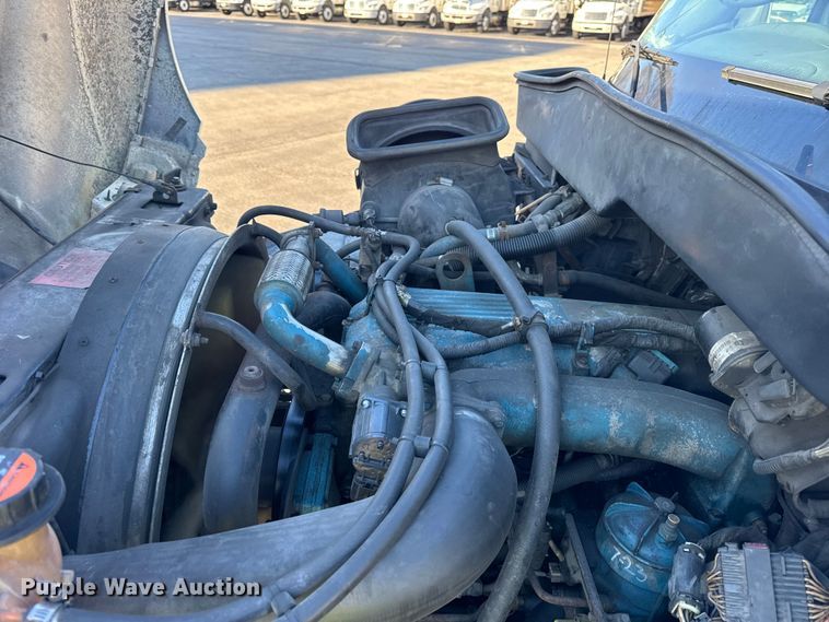 image for item EF2313 2005 International 4300 box truck