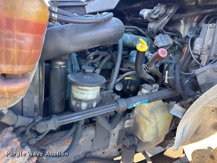 image for item EF2313 2005 International 4300 box truck