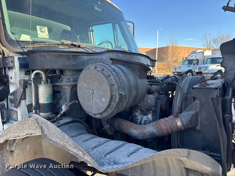 image for item EF2313 2005 International 4300 box truck