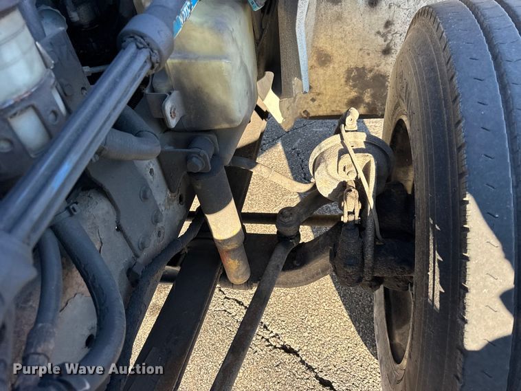 image for item EF2313 2005 International 4300 box truck