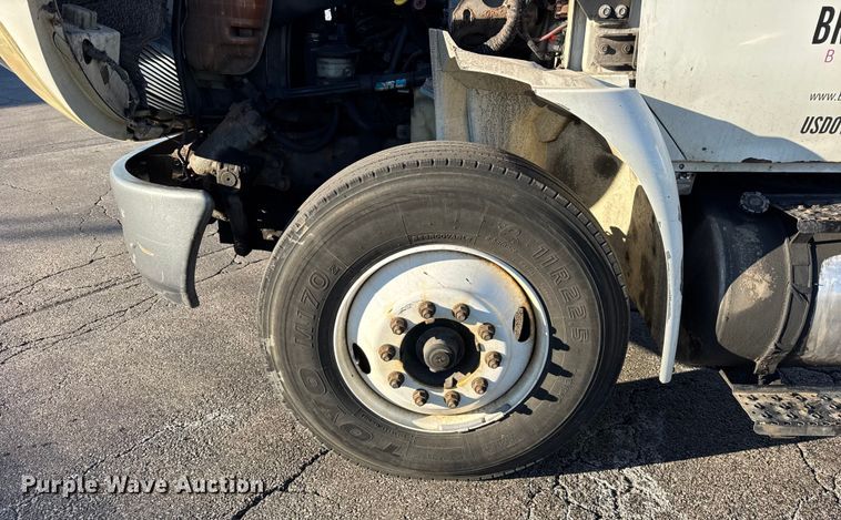 image for item EF2313 2005 International 4300 box truck