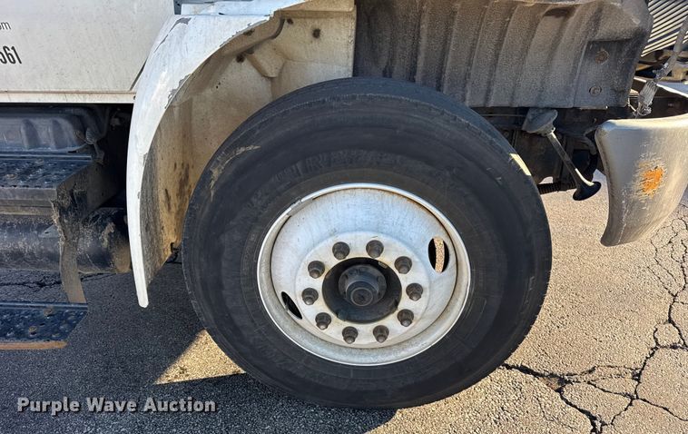 image for item EF2313 2005 International 4300 box truck