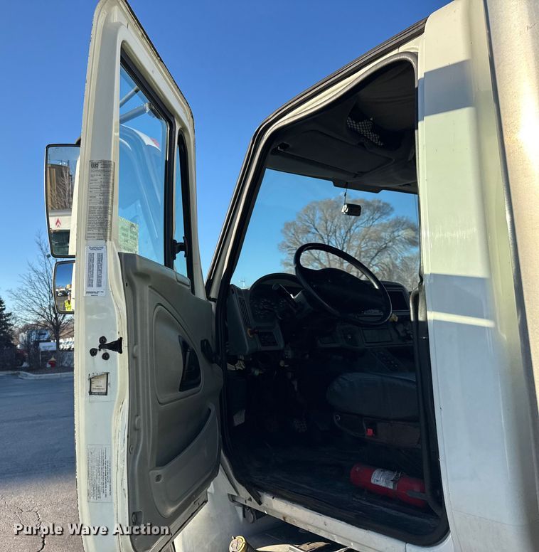 image for item EF2314 2005 International 4300 box truck