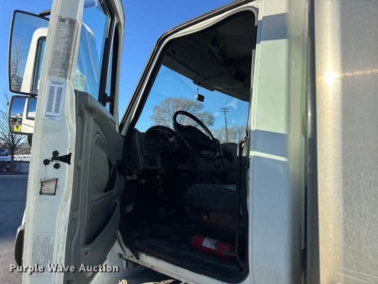 image for item EF2314 2005 International 4300 box truck