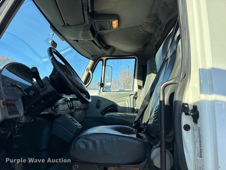 image for item EF2314 2005 International 4300 box truck