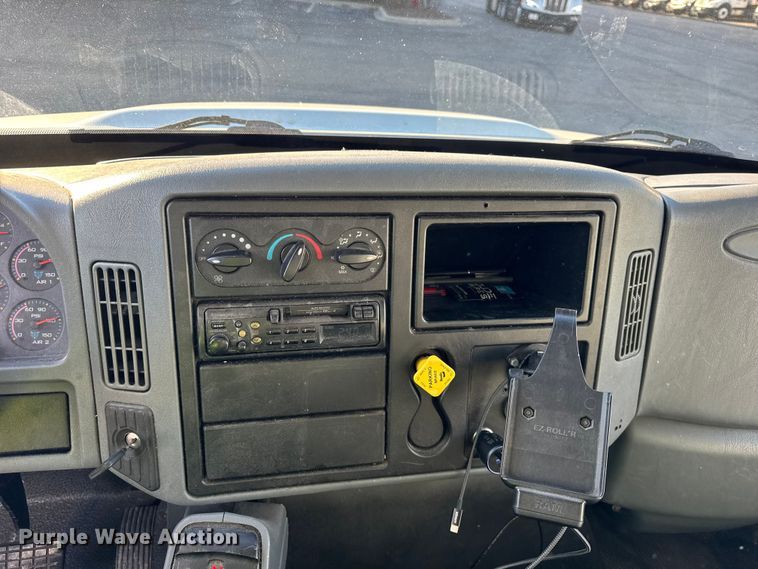 image for item EF2314 2005 International 4300 box truck