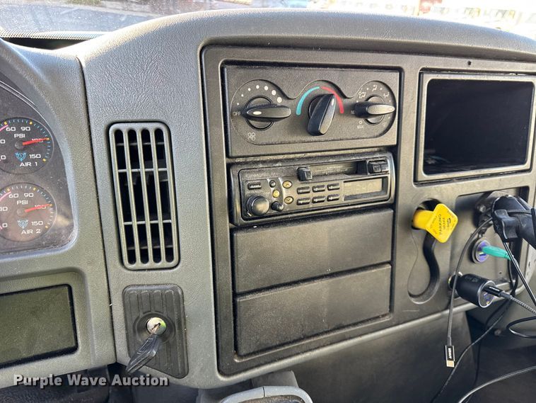 image for item EF2314 2005 International 4300 box truck