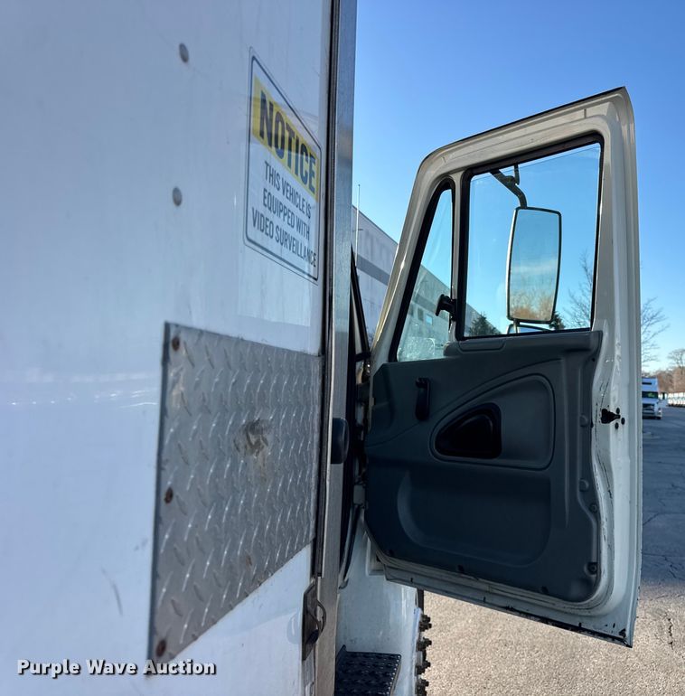 image for item EF2314 2005 International 4300 box truck