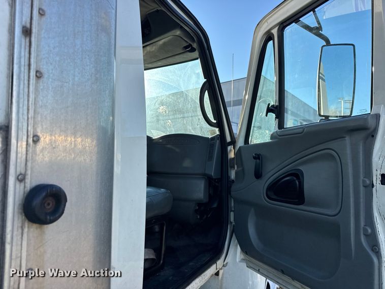 image for item EF2314 2005 International 4300 box truck