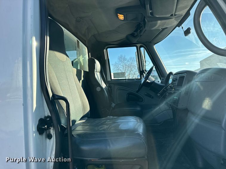 image for item EF2314 2005 International 4300 box truck