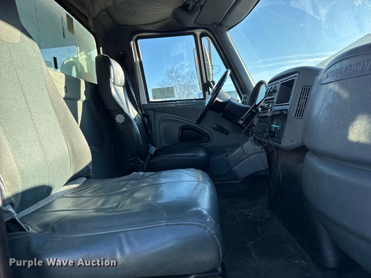 image for item EF2314 2005 International 4300 box truck