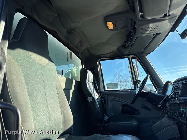 image for item EF2314 2005 International 4300 box truck