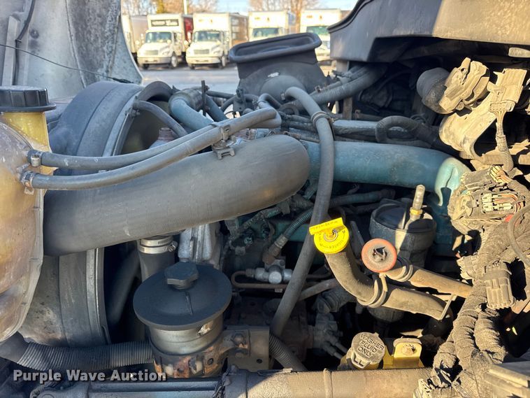 image for item EF2314 2005 International 4300 box truck