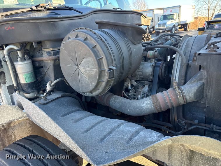 image for item EF2314 2005 International 4300 box truck