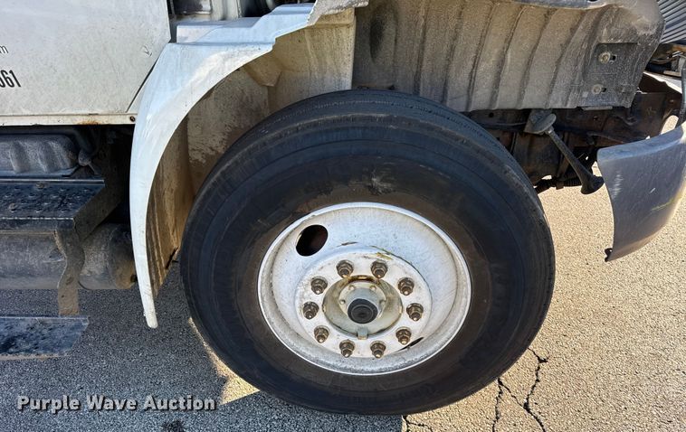 image for item EF2314 2005 International 4300 box truck