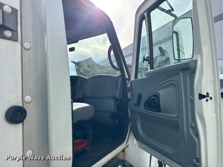 image for item EF2318 2007 International 4300 box truck