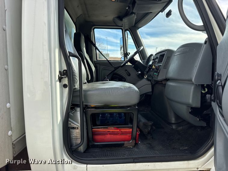 image for item EF2318 2007 International 4300 box truck