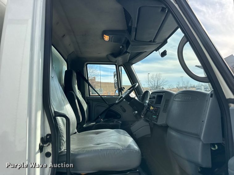 image for item EF2318 2007 International 4300 box truck