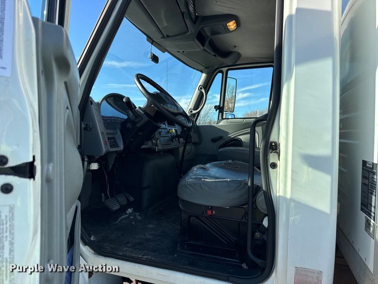 image for item EF2320 2005 International 4300 box truck