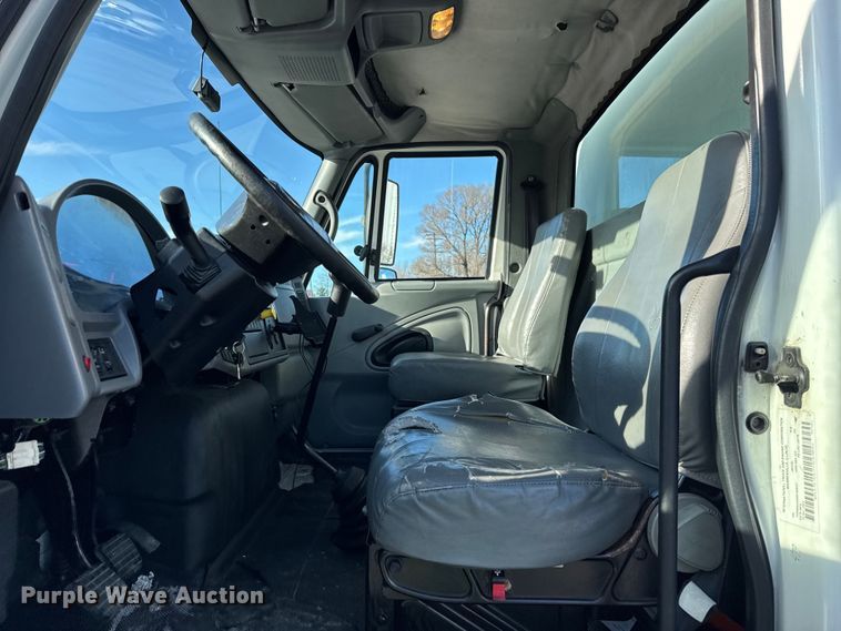 image for item EF2320 2005 International 4300 box truck