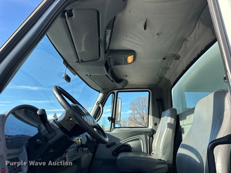 image for item EF2320 2005 International 4300 box truck