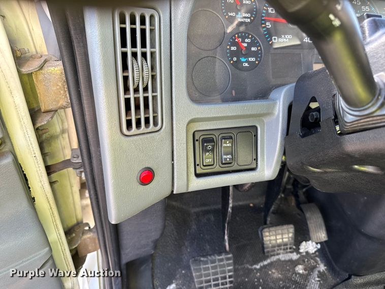 image for item EF2320 2005 International 4300 box truck