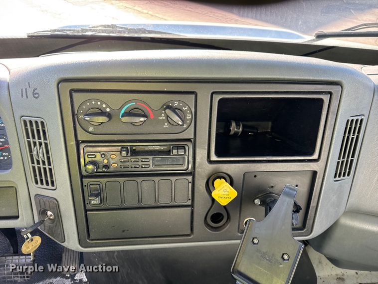 image for item EF2320 2005 International 4300 box truck