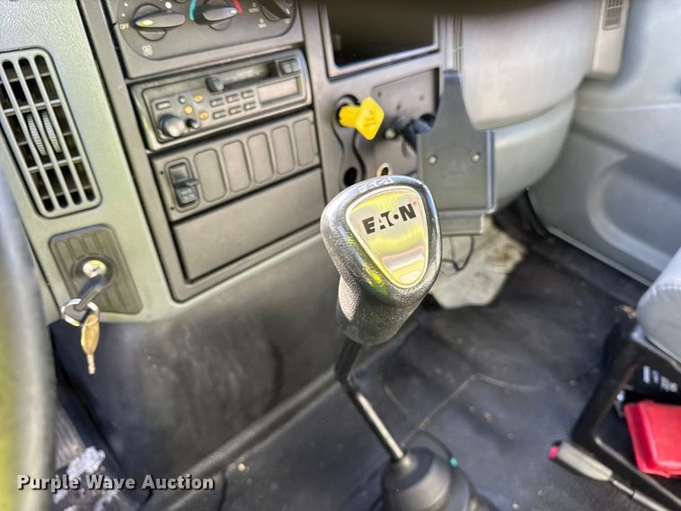 image for item EF2320 2005 International 4300 box truck