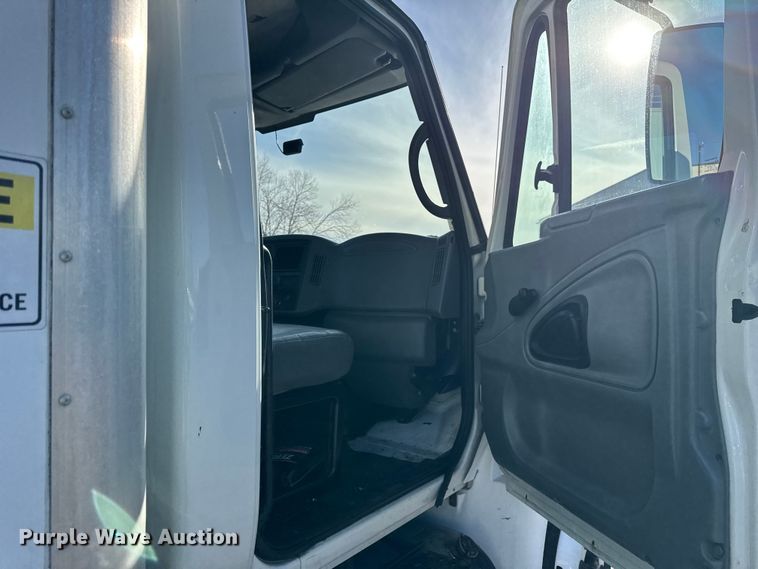 image for item EF2320 2005 International 4300 box truck