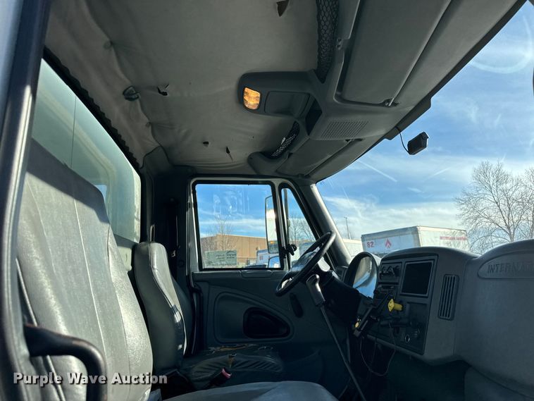 image for item EF2320 2005 International 4300 box truck