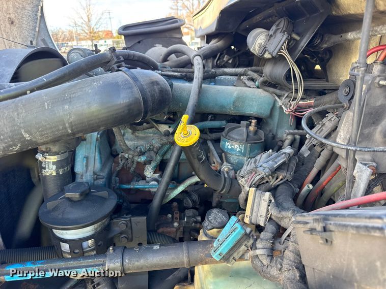 image for item EF2320 2005 International 4300 box truck