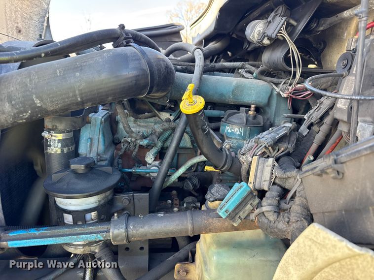 image for item EF2320 2005 International 4300 box truck