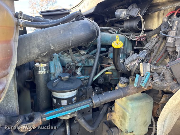 image for item EF2320 2005 International 4300 box truck