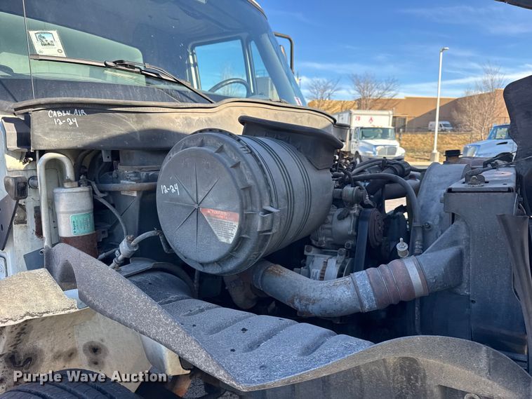 image for item EF2320 2005 International 4300 box truck