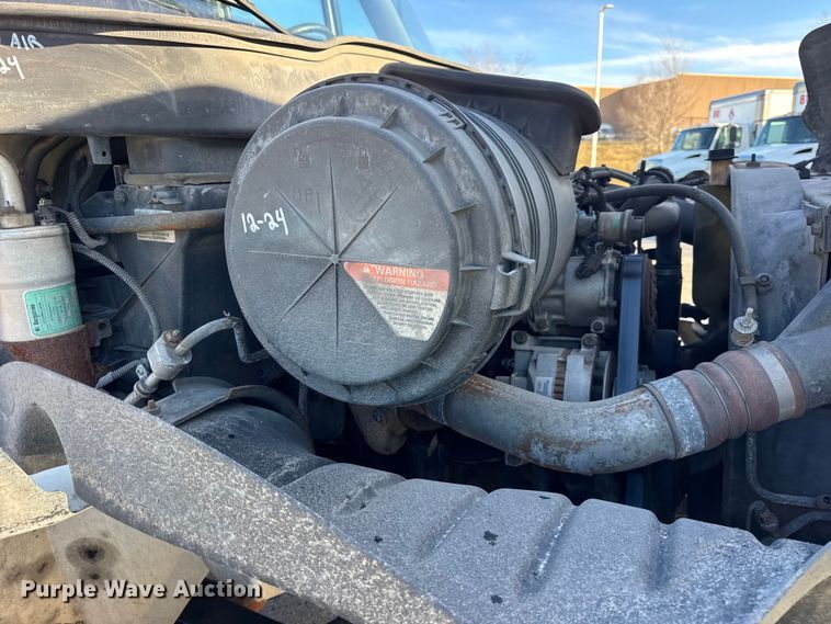 image for item EF2320 2005 International 4300 box truck