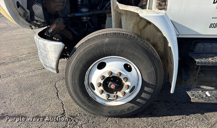 image for item EF2320 2005 International 4300 box truck