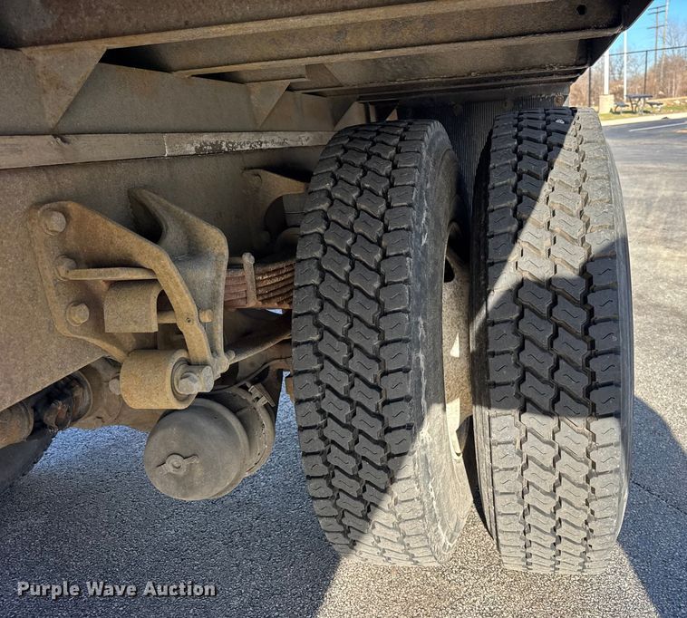 image for item EF2320 2005 International 4300 box truck