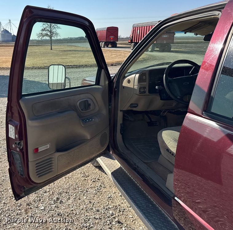 image for item EF2417 1997 Chevrolet C3500 Crew Cab flatbed pickup truck